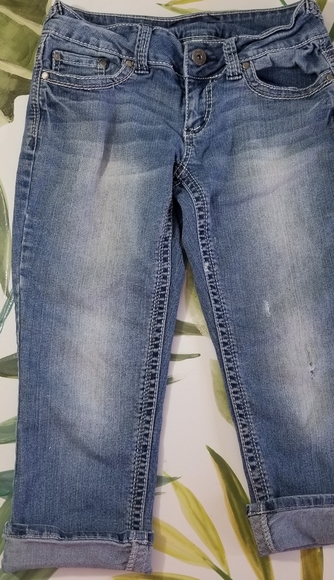 Cropped Distressed Jean's - Picture 4 of 8